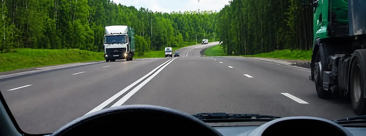 Հարց № 7.99․ Թույլատրվու՞մ է արդյոք բեռնատարից առաջ անցնելուց հետո շարունակել երթևեկությունն այս գոտիո…