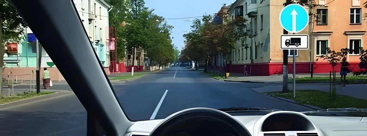 Հարց № 4.130․ Թեթև մարդատարի վարորդին ո՞ր ուղղությամբ է թույլատրվում երթևեկել այս իրավիճակում։